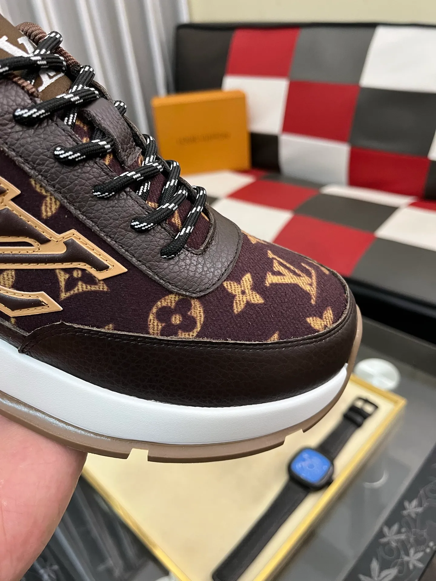 Men's shoes 💰: 438⌚️⌚️[LOUIS VUITTON] Same style as Louis Vuitton* official website🚹Men's high-top casual shoes❤️Same style as popular celebrities ~ best-selling at home and abroad Lv focuses on the checkerboard series...Imported first-layer cowhide with special fabrics➕Full sheepskin lining➕Brand-specific hollow outsole💎Number of codes: 38-443️⃣Colors available